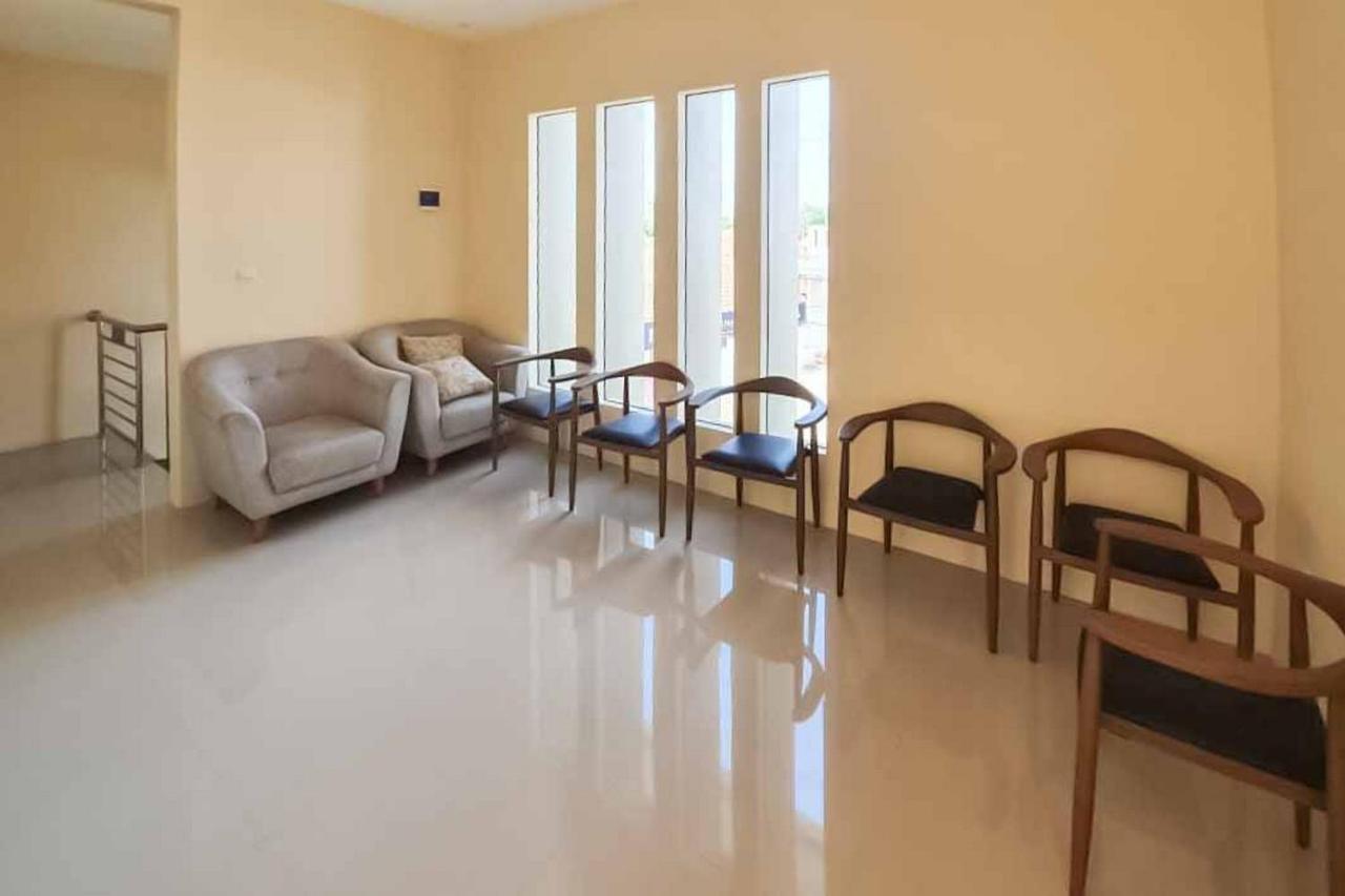 מג'לנגקה Jatiwangi Syariah Guest House Mitra Reddoorz מראה חיצוני תמונה